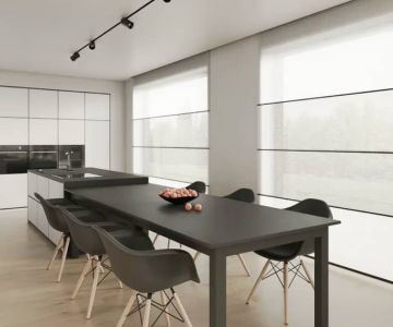 Modernes Büro mit Faltrollos